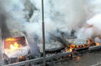 Массовые беспорядки в Швеции: молодежь в бедных пригородах поджигает автомобили и крушит здания