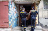 На Днепропетровщине четверо спасателей заносили больного на пятый этаж