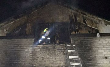 В Днепре горел двухэтажный жилой дом: есть пострадавшие