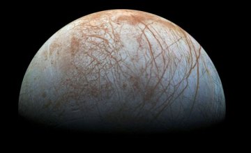  Ученые NASA вновь обнаружили гигантские гейзеры на спутнике Юпитера