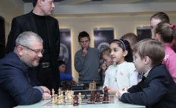  Александр Вилкул сыграл в шахматы с юными криворожскими спортсменами