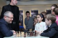  Александр Вилкул сыграл в шахматы с юными криворожскими спортсменами