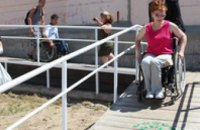 В Никополе на городском пляже открылся современный пандус для людей с ограниченными физическими возможностями