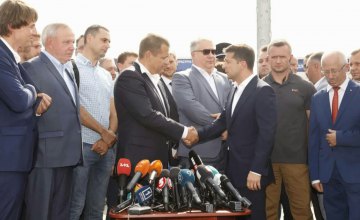 Президент Зеленский признал, что Центральный мост в Днепре был сдан вовремя