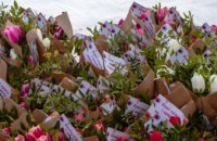 Святкове привітання від мера: 8 Березня на вулицях Дніпра жінкам дарували квіти