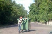 Новый мусорный бак в Днепре стал «жертвой» воровства (ФОТО)