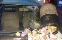 В Днепре мужчина кинул урну с мусором в лобовое стекло автомобиля