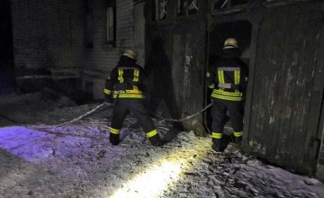 В Першотравенске пожарные ликвидировали возгорание в заброшенном здании
