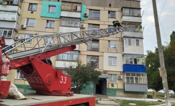 На Днепропетровщине с разрушенного балкона в многоэтажке сыпалось стекло на прохожих