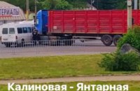 ДТП на ул.Калиновой в Днепре: столкнулись фура и спринтер (ФОТО)