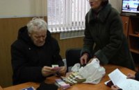 В Днепре пенсионер забыл в камере хранения супермаркета 80 тыс грн (ВИДЕО)