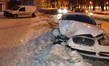 В центре Харькова Jaguar въехал в припаркованный Renault: есть пострадавшие 