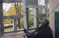 У дніпровських будинках ОСББ продовжують замінювати вікна після ракетних ударів