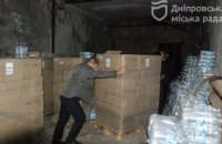 Олія, вода, консерви та інші продукти: Дніпро передав гуманітарну допомогу Херсону