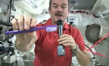 Астронавт МКС показал, как чистить зубы в невесомости (ВИДЕО)