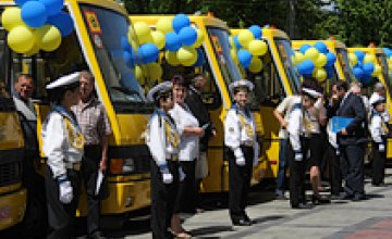 Сельские школы Днепропетровской области получили 18 новых автобусов