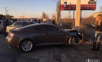 ДТП в Кривом Роге: столкнулись 2 автомобиля, а затем врезались в столб (ФОТО) 