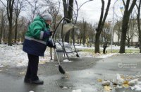 Прибирають парки за будь-якої погоди: у Дніпрі працівники КП «Міська інфраструктура» забезпечені зимовою уніформою