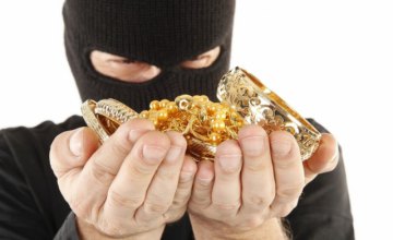 В Днепре ранее судимый за грабёж похитил у женщины золотые украшения