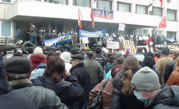 В Луганске пророссийские активисты штурмуют горотдел МВД