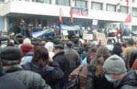 В Луганске пророссийские активисты штурмуют горотдел МВД