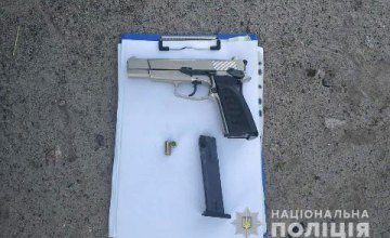 На Днепропетровщине пьяный мужчина стрелял из пистолета во время управления авто