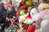 Хвилина мовчання, звуки сирен та квіти на спомин про загиблих: на місці трагедії у Дніпрі завершили пошуково-рятувальні роботи