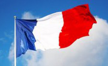 Во Франции продлили чрезвычайное положение на 3 месяца