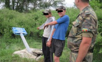 Несовершеннолетние россияне пытались уничтожить пограничный знак Украины
