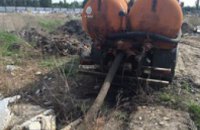 В Днепропетровске группа людей сливала опасные отходы в почву