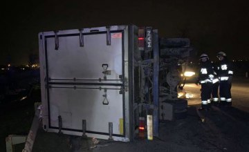 ​В Днепре на Полтавском шоссе грузовик зацепил отбойник и перевернулся: водитель госпитализирован