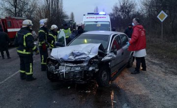 Водителя зажало в кузове: в Верхнеднепровском районе произошло лобовое столкновение двух легковушек