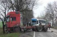 В Днепропетровской области грузовик столкнулся с пассажирским автобусом