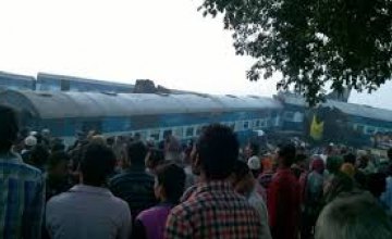 В Индии с рельсов сошли 15 вагонов пассажирского поезда: пострадали более 43 человек