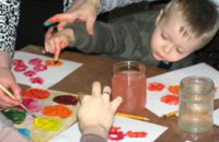 В Художественном музее дети учились делать Петриковские «малевки»