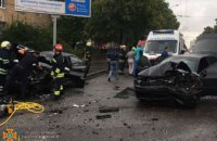 У Дніпрі внаслідок аварії водія затисло в салоні власного автомобіля: знадобилася допомога рятувальників