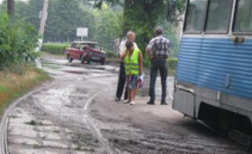 ДТП в Днепродзержинске: ВАЗ-2101 врезался в трамвай (ФОТО)