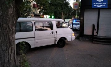 В Днепре пьяный водитель чуть не сбил пешеходов и врезался в магазин (ФОТО)