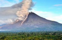 На острове Суматра извергается вулкан Синабунг
