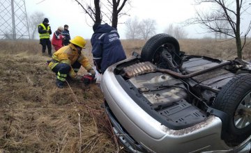 На Днепропетровщине водитель «Hyundai Sonata» не справился с управление и улетел в кювет