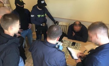 На Днепропетровщине группа мужчин занималась вымогательством представляясь сотрудниками СБУ