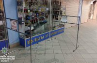 В Днепр 19-летний парень разбил витрину в торговом центре и украл наушники (ФОТО)