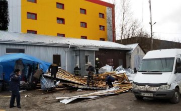 В Житомирской области ветром сорвало крышу со здания: одна женщина погибла 