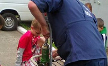 В Днепропетровской области спасатели освободили мальчика, застрявшего в металлической конструкции 