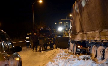 В Днепропетровской области более 100 автомобилей попали в снеговую ловушку (ФОТО)