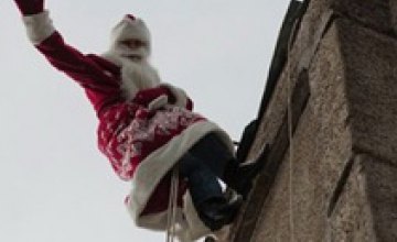 В Днепропетровске Дед Мороз поздравляет детей, входя через окно