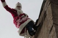 В Днепропетровске Дед Мороз поздравляет детей, входя через окно