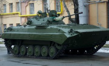 В Днепропетровске на тепловозоремонтном заводе отремонтировали и отправили в АТО танк и БМП (ФОТО)
