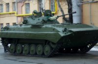 В Днепропетровске на тепловозоремонтном заводе отремонтировали и отправили в АТО танк и БМП (ФОТО)