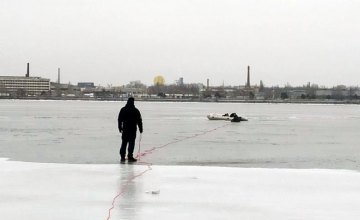 Днепрянка провалилась под лед на Набережной: женщина госпитализирована 